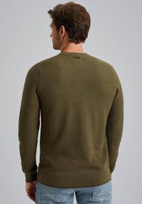 Olivovo zelený pletený sveter s textúrovaným horizontálnym pruhovaným dizajnom, okrúhlym výstrihom a dlhými rukávmi, zobrazený zozadu.