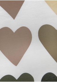 Gemusterter Stoff mit großen Herzen in Brauntönen und Grüntönen auf weißem Hintergrund. Glatte Textur mit einem dezenten Glanz.