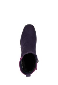 Bottine en suédine violette avec une texture lisse, bout rond et accent violet contrastant au niveau du col. Détail de fermeture éclair sur le côté.