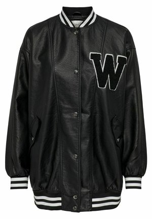 Giubbotto bomber in pelle nera con colletto a coste, polsini a righe e patch bianco con la lettera 'W' sul petto. Presenta chiusure a pressione e tasche laterali.