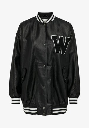 Giubbotto bomber in pelle nera con colletto a coste, polsini a righe e patch bianco con la lettera 'W' sul petto. Presenta chiusure a pressione e tasche laterali.