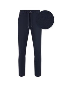 Granatowe spodnie wykonane z teksturowanej tkaniny, z elastycznym pasem i prostym krojem. Zawiera zbliżenie materiału.