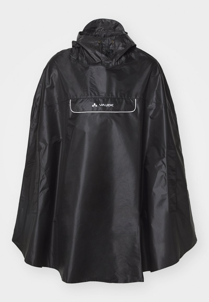 Svart vanntett poncho med høy krage, frontlomme og glidelås. Har reflekterende detaljer og en glatt, skinnende overflate.