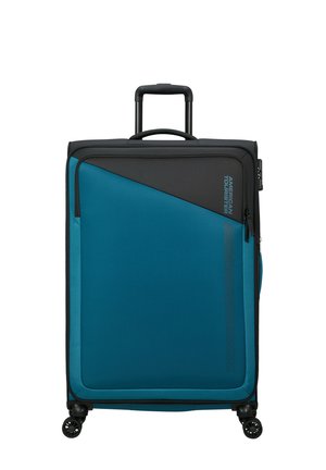 Valigia blu con motivo, dotata di una parte superiore nera, manico retrattile e quattro ruote. Presenta un design diagonale distintivo e una tasca con zip.