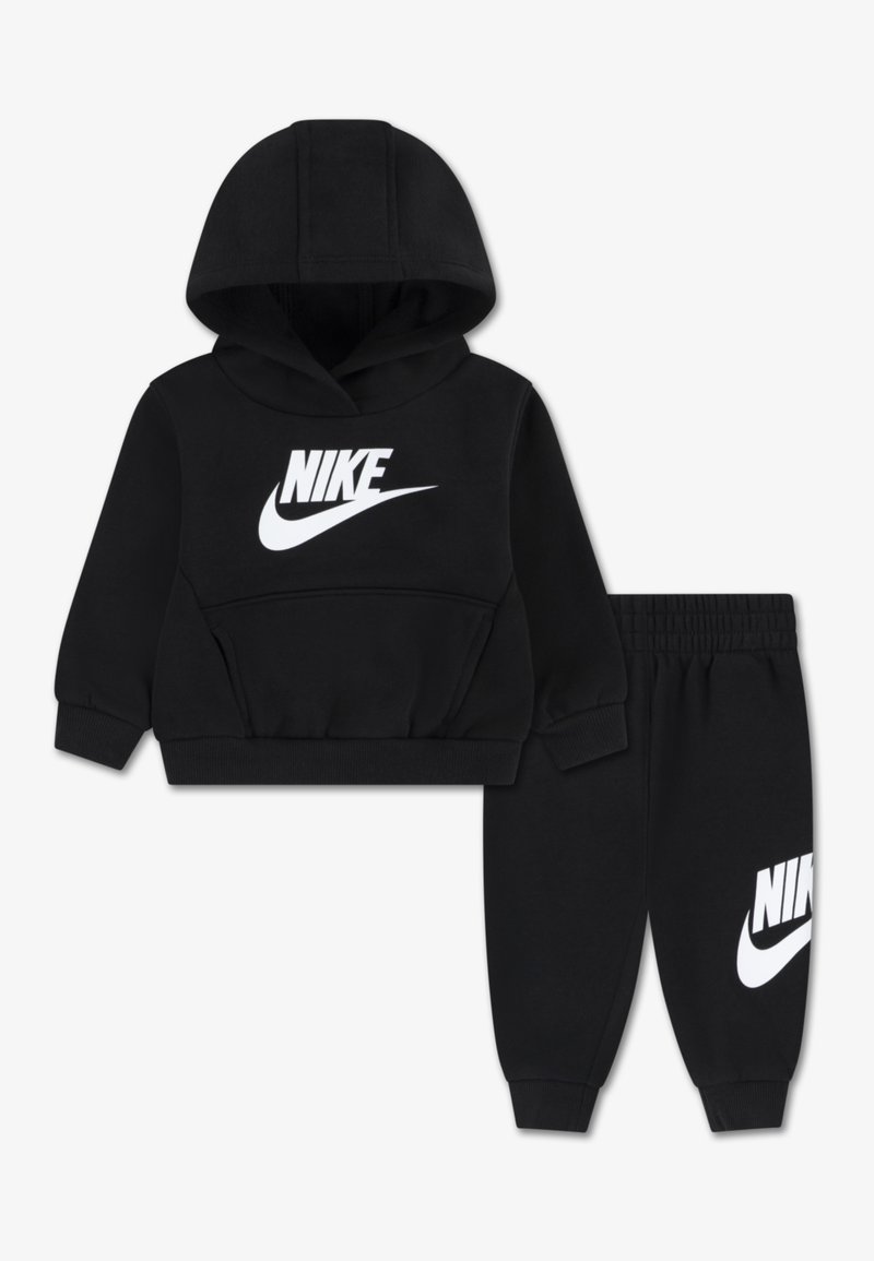 Čierna mikina s kapucňou a tepláková súprava z bavlnenej zmesi. Na prednej strane mikiny a nohaviciach je biely logo Nike. Rebrované manžety.