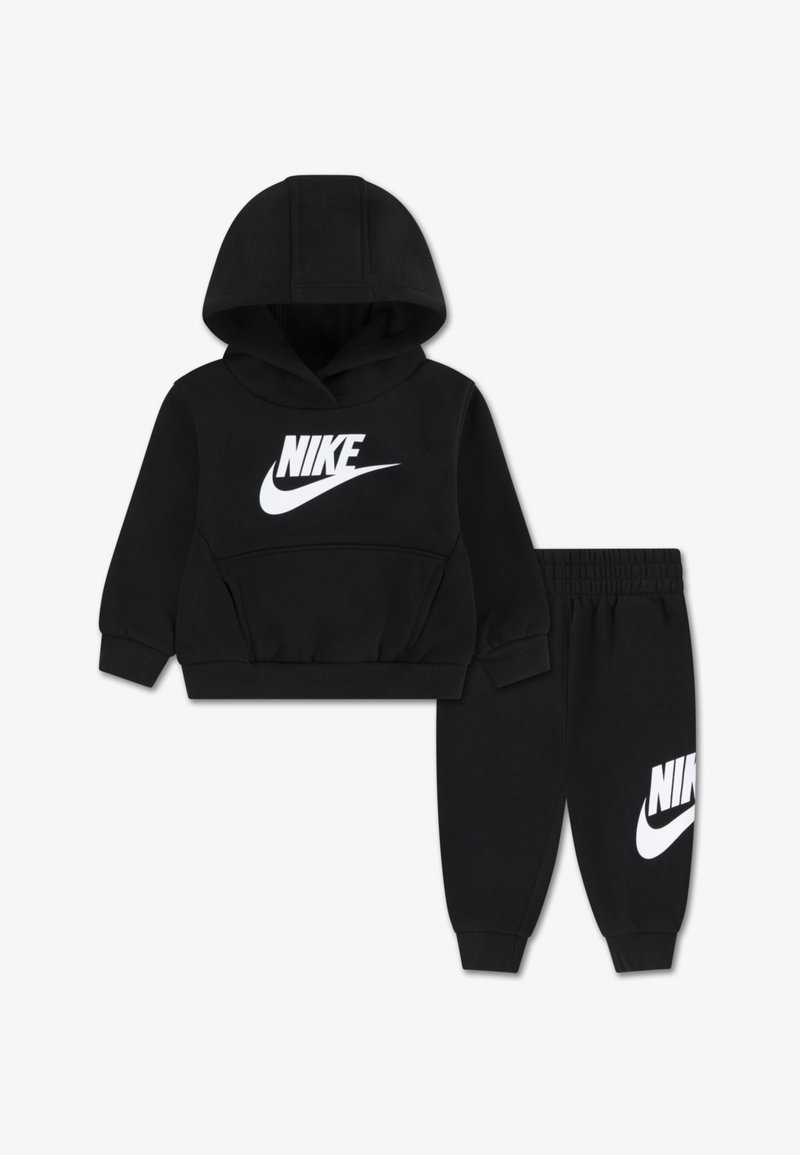 Czarny zestaw bluza z kapturem i spodnie dresowe wykonane z tkaniny bawełnianej. Na przodzie bluzy i spodni znajduje się biały logo Nike. Mankiety ze ściągaczami.