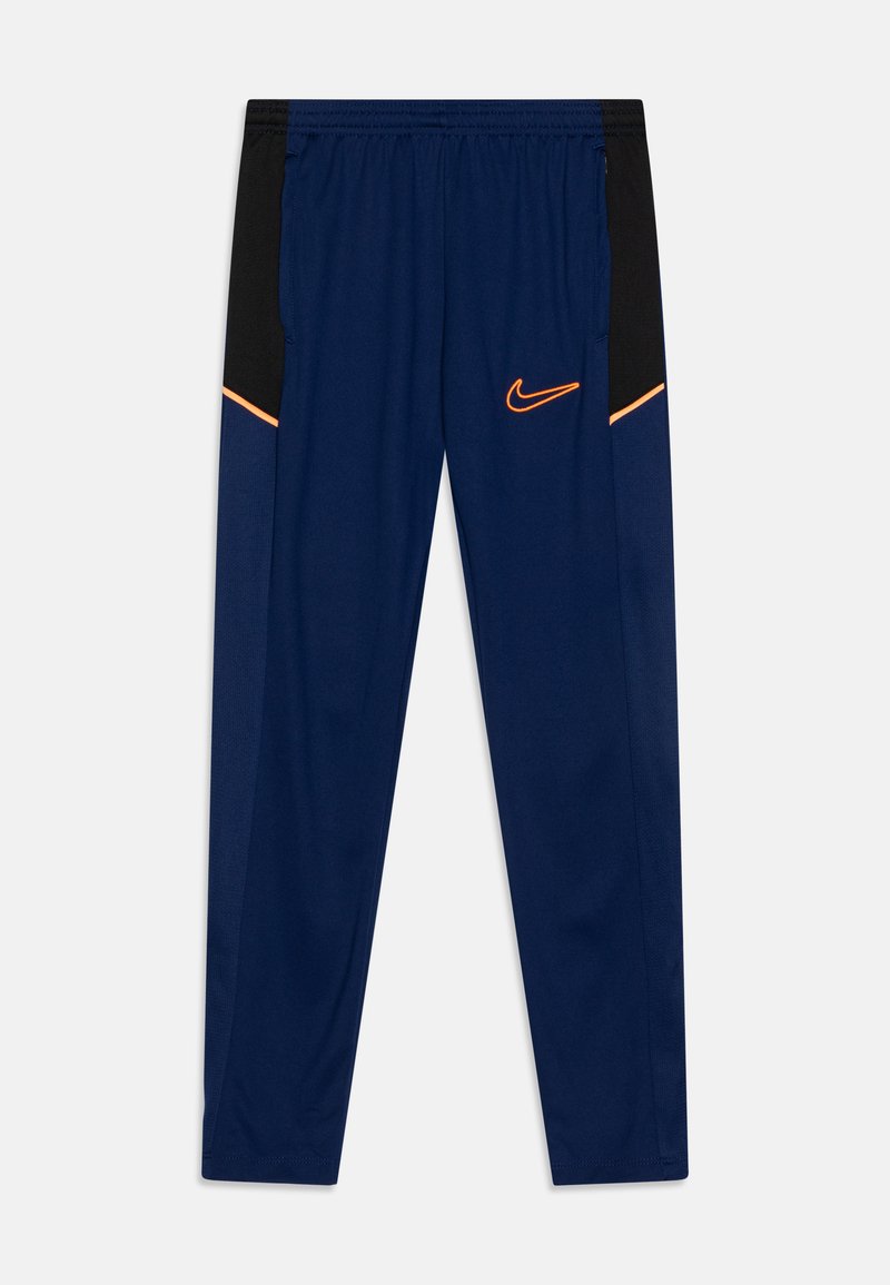 Pantalons de sport navy avec des panneaux latéraux noirs, des accents orange et le logo Nike en bas à l'avant, fabriqués à partir d'un tissu léger et respirant.
