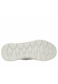 Weiße Fitnessschuhsohle mit strukturiertem Grip. Verfügt über ein Wellenmuster und Dämpfungsrillen für Flexibilität. Leichtes Material.