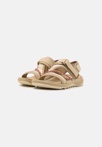 Beige sandaler med borrelåsremmer, med fargerik vevd detalj over midten. Myk, teksturert fotseng, og gummisåle.