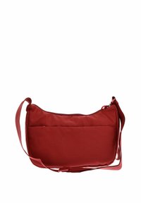 Sac à épaule en tissu rouge avec une surface texturée, fermeture éclair, sangle ajustable et poche avant. Design rectangulaire minimaliste.