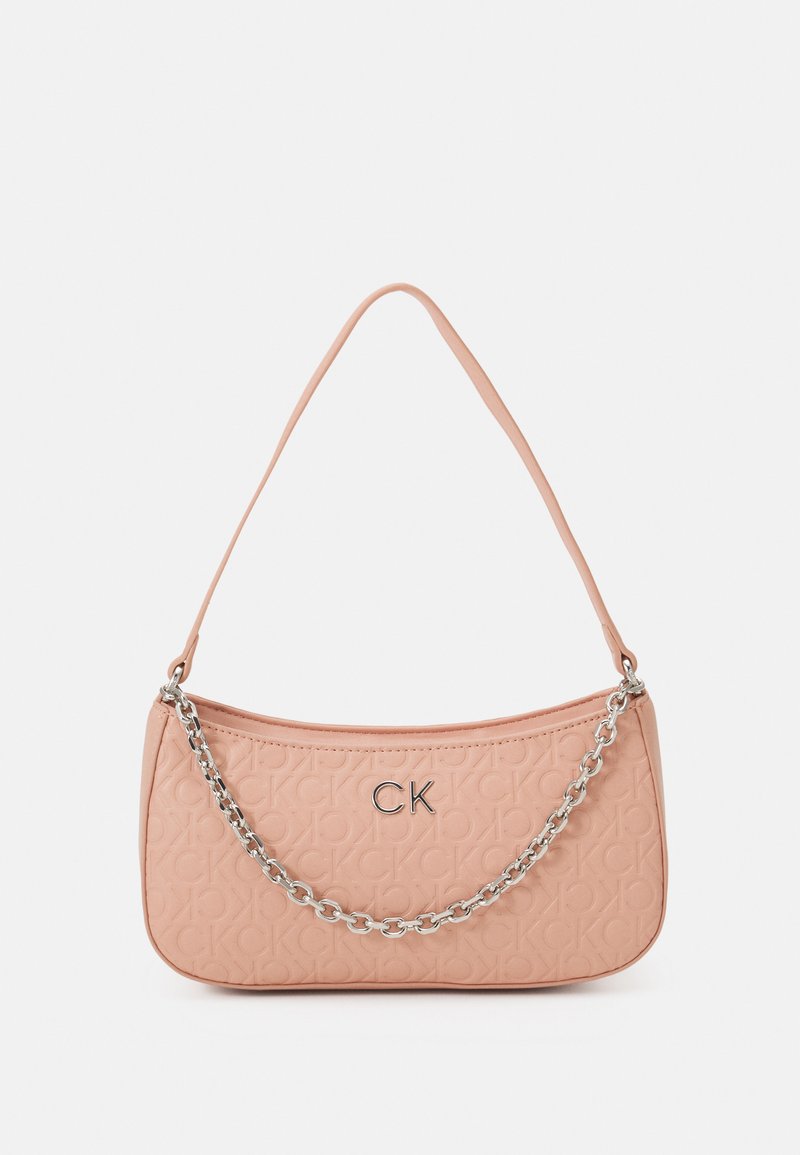 Calvin Klein RELOCK SHOULDER BAG MONO Sac à main café au lait/rose