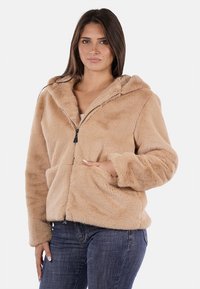 Felpa con cappuccio in pelliccia sintetica beige con zip frontale, tasche grandi e vestibilità comoda. Tessuto morbido e maniche lunghe.