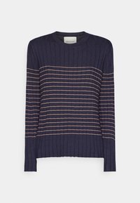 Granatowy sweter prążkowany z poziomymi beżowymi paskami, okrągłym dekoltem i długimi rękawami; charakteryzuje się luźnym krojem i teksturowanym materiałem.