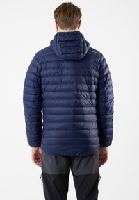Marineblaue Steppjacke mit horizontalen Nähten und Kapuze, die eine glatte, glänzende Textur und ein leichtes Design aufweist.