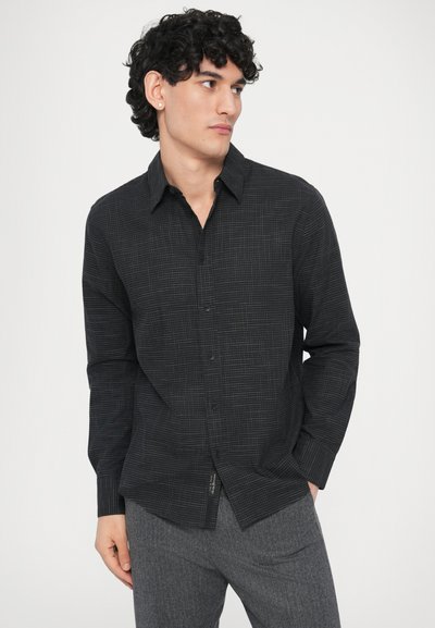 Sort ternet skjorte lavet af let materiale med knappet krave, lange ærmer og smal pasform. Har subtil tekstur og mønster.