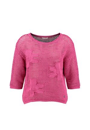 Maglione rosa lavorato a maglia a rete con maniche a tre quarti e motivi floreali in rilievo sul davanti e sui lati.
