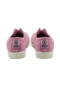 Rózsaszín vászoncipők strukturált felülettel, fehér gumitalppal és kör alakú logó folttal a saroknál. Könnyű kivitel.