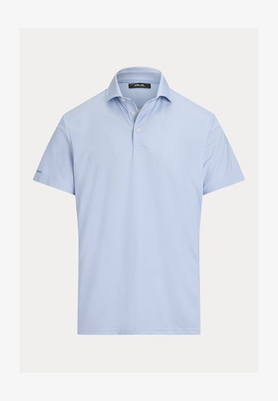 Ανοιχτό μπλε πόλο με κοντά μανίκια, διακριτικό υφασμάτινο σχέδιο, κολάρο με κουμπιά και μικρό λογότυπο στο αριστερό μανίκι.
