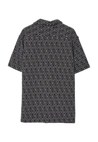 Camicia a maniche corte con motivo geometrico in bianco e nero, dotata di colletto e vestibilità comoda, in un tessuto testurizzato per un tocco di profondità.