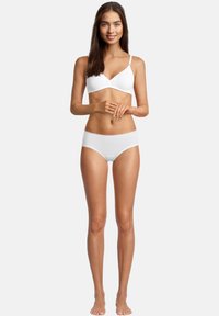 Reggiseno bianco senza cuciture con spalline regolabili, abbinato a mutandine hipster bianche con bordo in pizzo. Tessuto liscio e elasticizzato, design minimale.