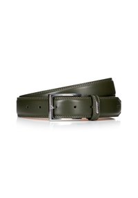 Cinturón de cuero verde oliva con una textura suave, hebilla de metal en tono plateado y costuras en contraste a lo largo de los bordes. Presenta múltiples agujeros para ajustar.