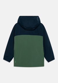 Veste à capuche avec une partie supérieure bleu marine et une partie inférieure verte, dotée de poignets élastiques et d'une étiquette logo sur le côté. Tissu lisse et léger.
