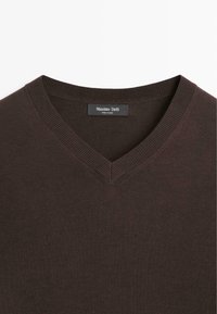 Mørkebrun V-hals sweater med ribbet krave og Massimo Dutti-mærke syet indvendigt i halsudskæringen.