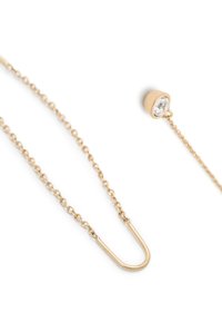Collana d'oro con una catena delicata e una chiusura a forma di U, adornata con un accento di cristallo trasparente rotondo. Design semplice ed elegante.