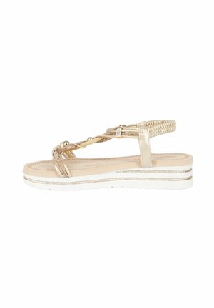 Sandali oro e beige con cinturini intrecciati, suola piatta e sottili accenti metallici. Presentano una tomaia in tessuto testurizzato e suola in gomma bianca.