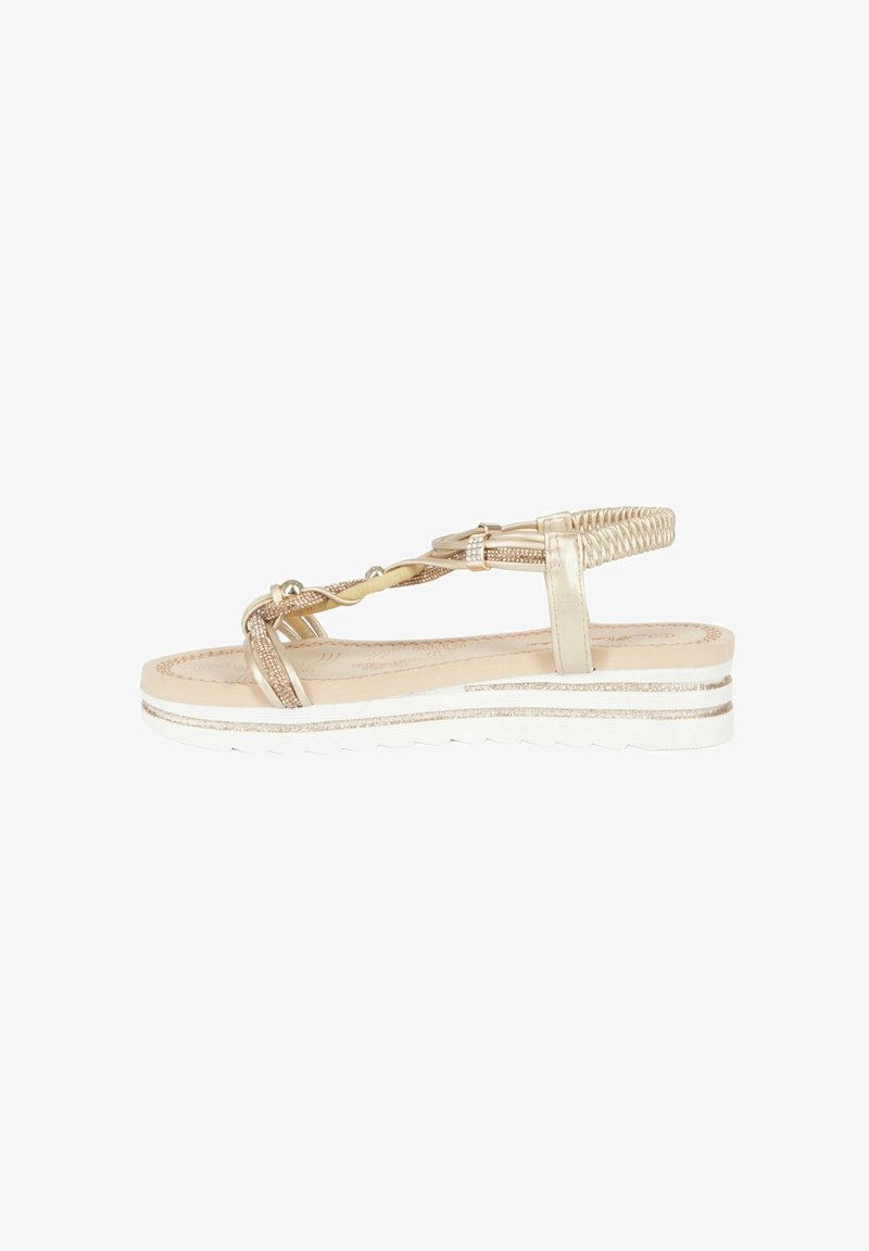 Sandali oro e beige con cinturini intrecciati, suola piatta e sottili accenti metallici. Presentano una tomaia in tessuto testurizzato e suola in gomma bianca.
