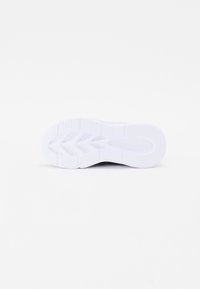 Semelle d'une sneaker, avec un design en caoutchouc blanc comprenant des motifs texturés pour l'adhérence et des rainures courbées pour la flexibilité.