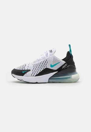 Kopačky Nike Air Max mají bílou síťovanou horní část s černými akcenty, tyrkysovým logem a viditelnou vzduchovou odpružovací jednotkou v podrážce.