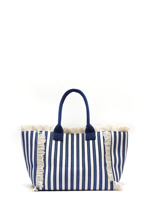 Grand sac cabas avec des rayures verticales bleues et blanches, des anses bleu marine et des détails en tissu blanc à franges sur les côtés et les bords supérieurs.