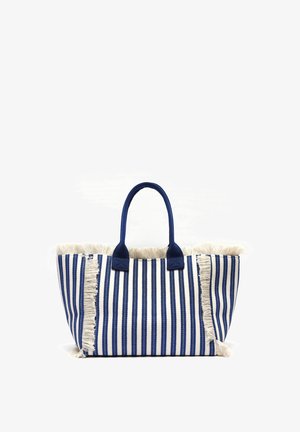 Velika torba s okomitim plavim i bijelim prugama, tamnoplave ručke i resice od bijelog tkanog materijala sa strane i na gornjim rubovima.