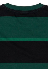 T-shirt in cotone a righe nere e verdi con colletto rotondo e cuciture a contrasto. La texture è liscia e il design presenta righe audaci.