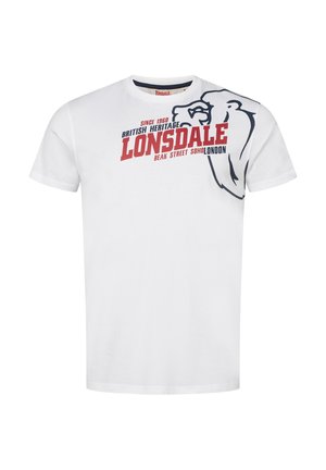 Bijela pamučna majica s crvenim i mornarsko plavim tekstom, grafikom lava i riječju "Lonsdale" istaknuto prikazanom sprijeda.