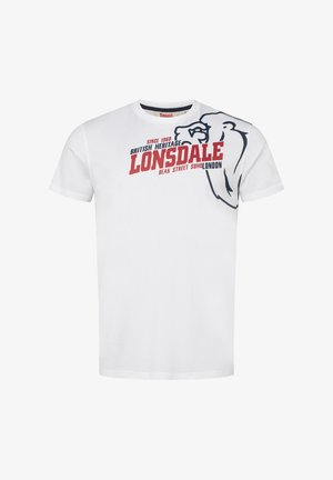 Hvid bomuld t-shirt med rød og marineblå tekst, et løvegrafik og ordet "Lonsdale" tydeligt vist på forsiden.
