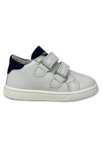 Sneaker in pelle bianca con dettagli blu navy, due cinturini regolabili in velcro, punta tonda e suola in gomma texture. Design semplice, adatto per l'abbigliamento casual.
