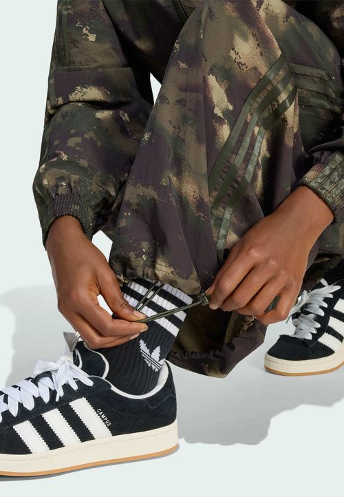 adidas Camouflage Adilenium Sweatsuit Pant Asia SIzing 'Night Cargo Aurora Coffee Olive Strata' (Women's) — foto 4