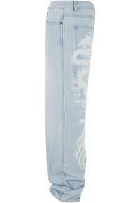 Vaqueros de mezclilla azul claro con corte recto, que presentan un gran diseño gráfico blanco a lo largo del costado y un estilo clásico de cinco bolsillos.