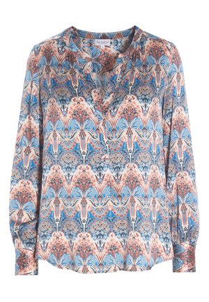 Blouse imprimée en bleu, corail et crème. Présente un motif floral, un col en V et des manches longues avec des poignets à boutons. Texture de tissu douce.