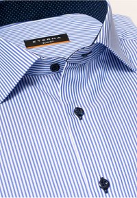 Blau-weiß gestreiftes Slim-Fit-Hemd mit dunkel gepunktetem Kragen, schwarzen Knöpfen und ETERNA-Label am Kragenband.