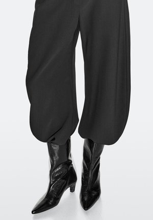 Massimo Dutti Kotníkové boty - black