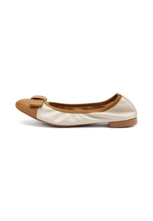 Ballerine beige et marron pour femme avec bordure élastique, bout arrondi, détail nœud et petit talon sur fond blanc.