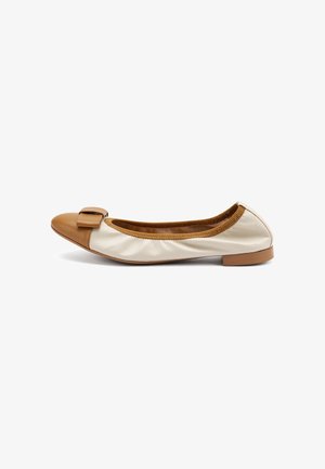 Ballerina da donna beige e marrone con bordo elastico, punta arrotondata, dettaglio a fiocco e tacco basso su sfondo bianco.