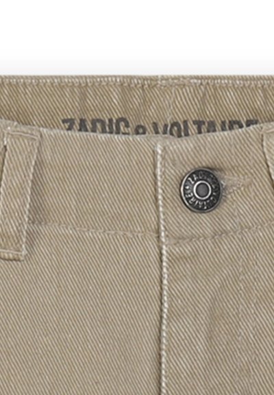Pantalons en coton beige avec une finition texturée, dotés d'une fermeture à bouton en métal et de passants de ceinture renforcés. Le logo est visible sur la ceinture.