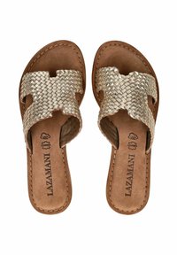 Geweven leren slippers van metaal in een kruisbandontwerp, met een bruine leren voetbed en zichtbare stiksels op de zool.