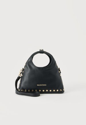 Zwarte Valentino handtas met cirkelvormige handgreep, gouden studs langs de randen en een afneembare schouderriem op een witte achtergrond.