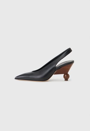 Chaussure à bout pointu noire avec bride arrière, talon bloc arrondi en bois et dessus en cuir lisse sur fond gris clair.