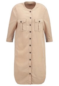 Robe chemise beige à manches longues avec fermeture à boutons devant, deux poches poitrine à rabat avec boutons et encolure ronde.